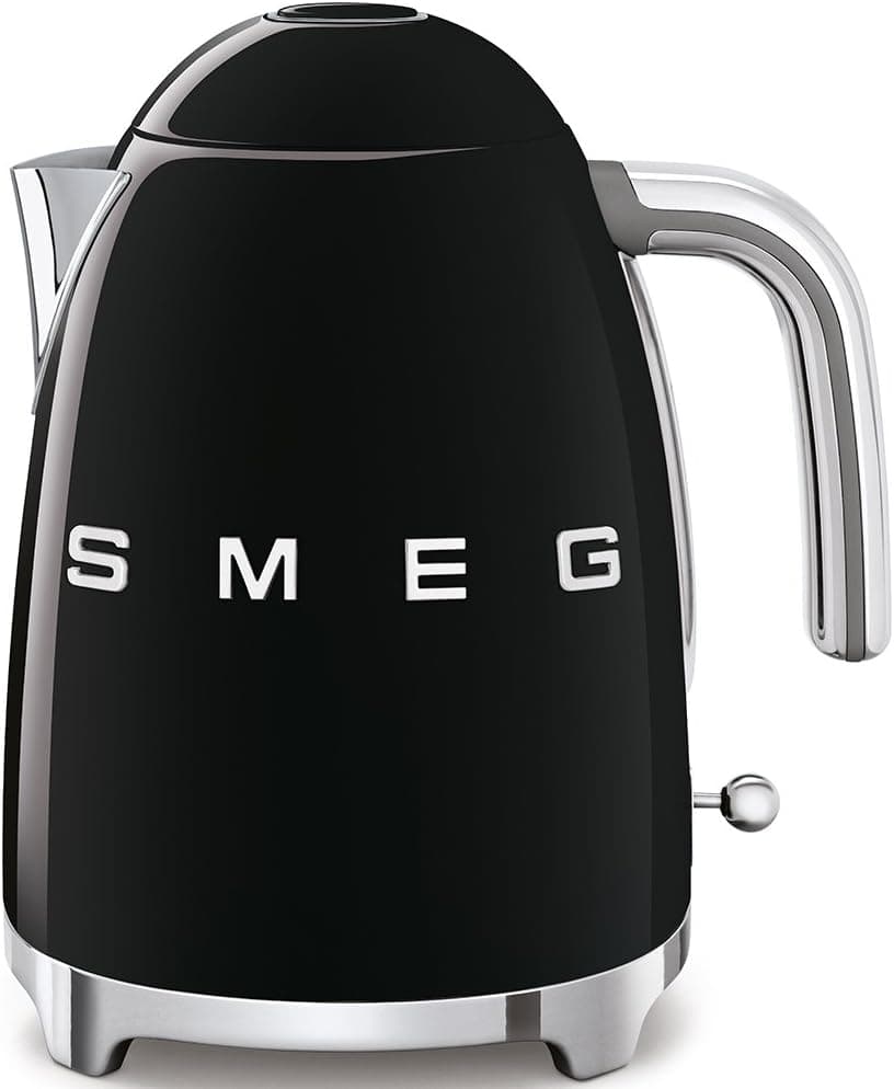 کتری Smeg KLF03BLUK، سبک رترو دهه 50، ظرفیت 1.7 لیتر با نشانگر سطح آب، پایه چرخشی 360 درجه، پایه‌های ضد لغزش، درب با باز شدن نرم، استیل ضد زنگ، مشکی، 1 سال گارانتی 1
