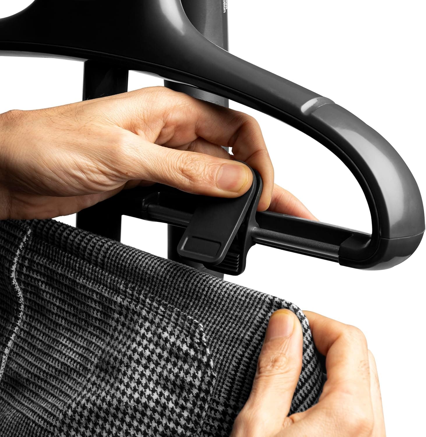 بخارگر لباس Flugel – با توان 1600 وات، رنگ مشکی، مناسب برای صاف کردن سریع و آسان چروک لباس‌ها، همراه با گارانتی 24 ماهه. 1151