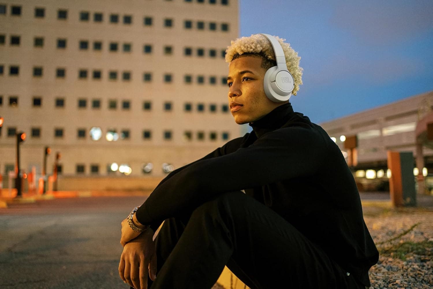 هدفون بی‌سیم JBL Tune 720BT – مدل دورگوشی (Over-Ear) با صدای Pure Bass، مجهز به Bluetooth 5.3، باتری با دوام تا ۷۶ ساعت، امکان تماس هندزفری، اتصال چندگانه (Multi-Point)، طراحی تاشو، به‌همراه کابل صوتی جداشدنی – رنگ مشکی، مدل JBLT720BTBLK. 1382