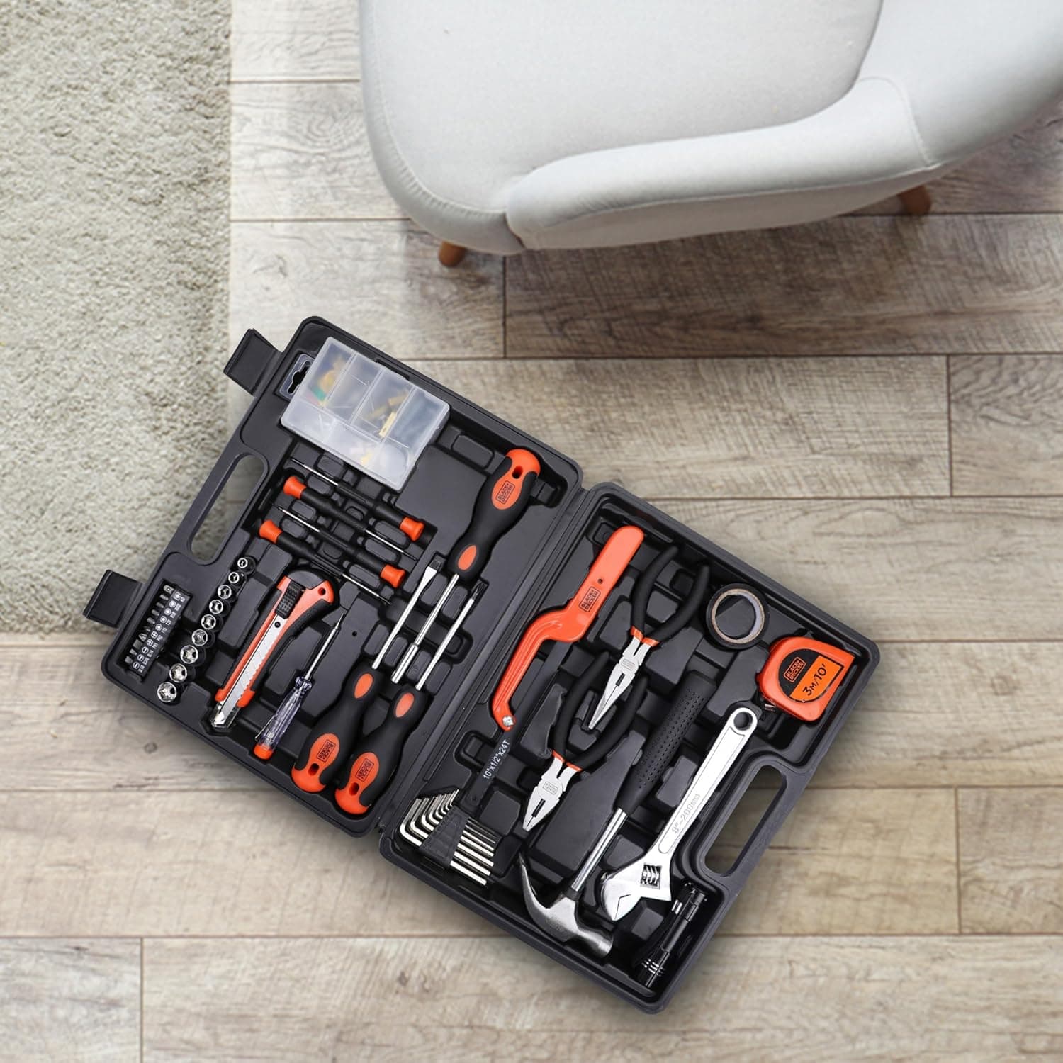 کیت ابزار دستی Black & Decker – شامل ۱۲۶ قطعه در جعبه ابزار، مناسب برای استفاده خانگی، DIY و حرفه‌ای، رنگ نارنجی/مشکی، مدل BMT126C، با ۲ سال گارانتی. 1484