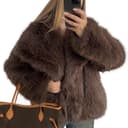 کت زنانه Flygo از خز مصنوعی (Faux Fur) – سبک پُرزدار و نرم (Fluffy/Shaggy)، با آستین بلند، یقه لبه‌دار (Lapel)، مناسب برای زمستان، مدل کوتاه (Short Coat/Parka). 1572