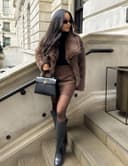 کت زنانه Flygo از خز مصنوعی (Faux Fur) – سبک پُرزدار و نرم (Fluffy/Shaggy)، با آستین بلند، یقه لبه‌دار (Lapel)، مناسب برای زمستان، مدل کوتاه (Short Coat/Parka). 1575