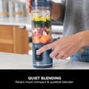 مخلوط‌کن قابل حمل Ninja Blast، ۵۳۰ میلی‌لیتر، درب ضد نشت و دهانه نوشیدن، قابل شارژ، مناسب اسموتی قابل حمل، شیک پروتئین، مخلوط کردن یخ و میوه یخ‌زده، رنگ Denim Blue، مدل BC151MENV، ۲ سال گارانتی رنگ Navy 2071