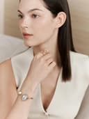 ساعت کوارتز لوکس زنانه SAGA Phantom مدل Cuff Bangle، با قاب مثلثی، موتور ژاپنی، مقاوم در برابر آب تا 30M، دستبند استیل ضدزنگ 316L با کریستال‌های Danube، سایز بزرگ، رنگ Gold/Illusory Crystal 3058