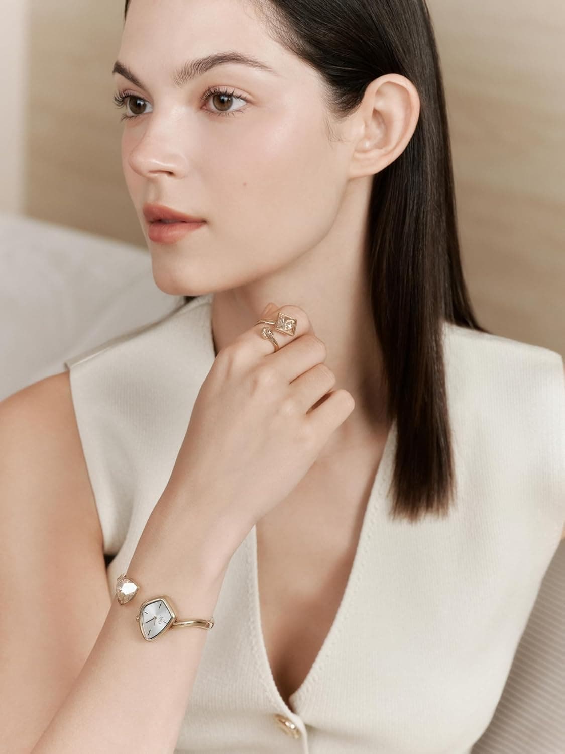 ساعت کوارتز لوکس زنانه SAGA Phantom مدل Cuff Bangle، با قاب مثلثی، موتور ژاپنی، مقاوم در برابر آب تا 30M، دستبند استیل ضدزنگ 316L با کریستال‌های Danube، سایز بزرگ، رنگ Gold/Illusory Crystal 3058