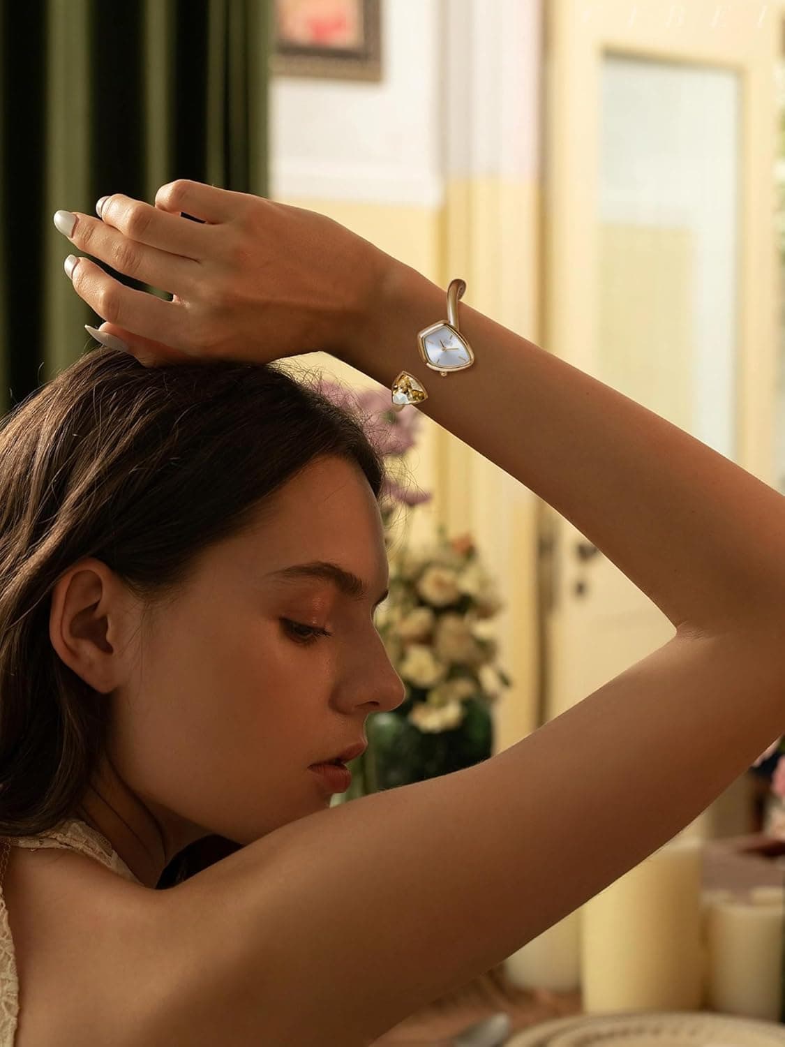 ساعت کوارتز لوکس زنانه SAGA Phantom مدل Cuff Bangle، با قاب مثلثی، موتور ژاپنی، مقاوم در برابر آب تا 30M، دستبند استیل ضدزنگ 316L با کریستال‌های Danube، سایز بزرگ، رنگ Gold/Illusory Crystal 3061