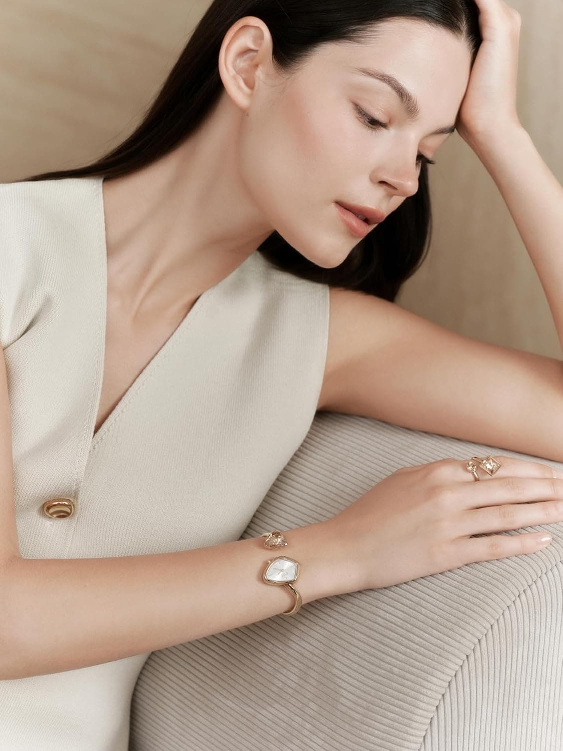 ساعت کوارتز لوکس زنانه SAGA Phantom مدل Cuff Bangle، با قاب مثلثی، موتور ژاپنی، مقاوم در برابر آب تا 30M، دستبند استیل ضدزنگ 316L با کریستال‌های Danube، سایز بزرگ، رنگ Gold/Illusory Crystal 3062