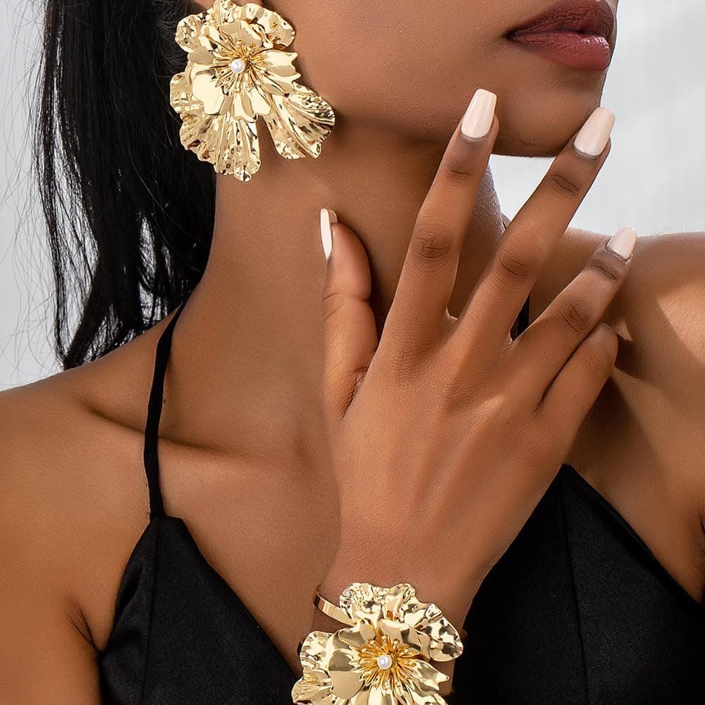 گردنبند فلزی برای او – گردنبند پهن و چندلایه با صلیب طلایی، همراه با گردنبند فلزی رز و سفید و زنجیر بلند نقره‌ای، مناسب هدیه جواهرات برای او.