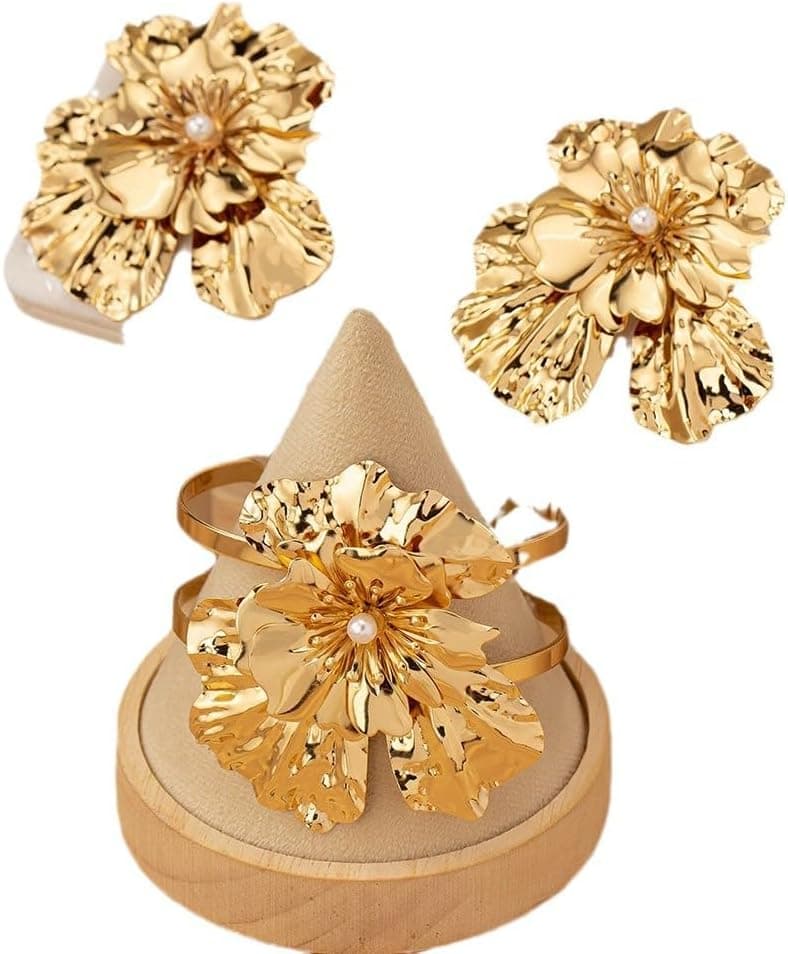 گردنبند فلزی برای او – گردنبند پهن و چندلایه با صلیب طلایی، همراه با گردنبند فلزی رز و سفید و زنجیر بلند نقره‌ای، مناسب هدیه جواهرات برای او.