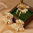 گردنبند فلزی برای او – گردنبند پهن و چندلایه با صلیب طلایی، همراه با گردنبند فلزی رز و سفید و زنجیر بلند نقره‌ای، مناسب هدیه جواهرات برای او. 450