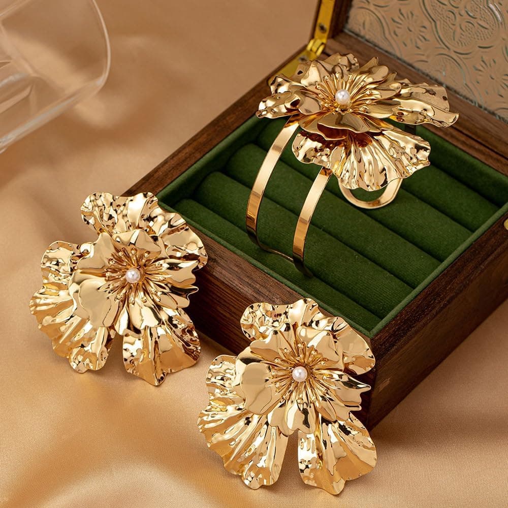 گردنبند فلزی برای او – گردنبند پهن و چندلایه با صلیب طلایی، همراه با گردنبند فلزی رز و سفید و زنجیر بلند نقره‌ای، مناسب هدیه جواهرات برای او. 450