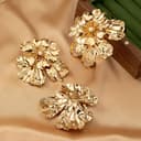 گردنبند فلزی برای او – گردنبند پهن و چندلایه با صلیب طلایی، همراه با گردنبند فلزی رز و سفید و زنجیر بلند نقره‌ای، مناسب هدیه جواهرات برای او. 451