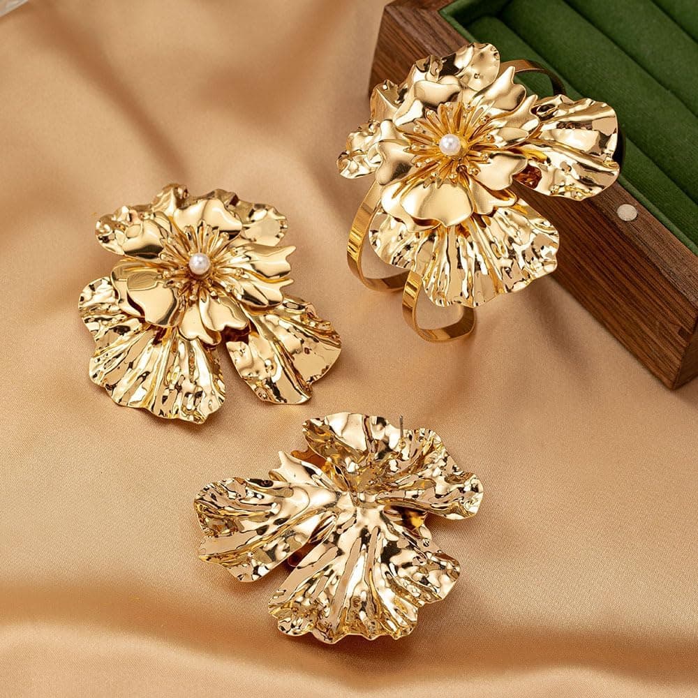 گردنبند فلزی برای او – گردنبند پهن و چندلایه با صلیب طلایی، همراه با گردنبند فلزی رز و سفید و زنجیر بلند نقره‌ای، مناسب هدیه جواهرات برای او. 451