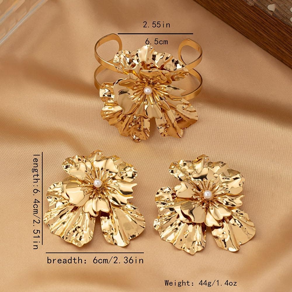 گردنبند فلزی برای او – گردنبند پهن و چندلایه با صلیب طلایی، همراه با گردنبند فلزی رز و سفید و زنجیر بلند نقره‌ای، مناسب هدیه جواهرات برای او. 452