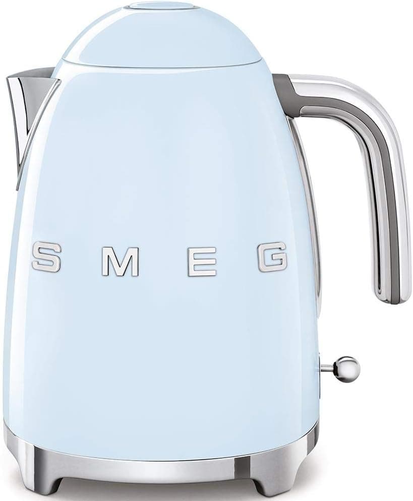 Smeg KLF03PBUK Kettle – سبک رترو دهه ۵۰، ظرفیت ۱.۷ لیتر، دارای نمایشگر سطح آب، پایه چرخشی ۳۶۰ درجه، پایه ضد لغزش، درب با باز شدن نرم، جنس استیل ضد زنگ، رنگ آبی پاستلی، با ۱ سال گارانتی. 896