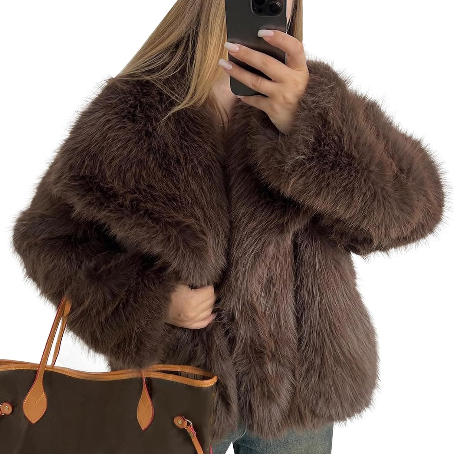 کت زنانه Flygo از خز مصنوعی (Faux Fur) – سبک پُرزدار و نرم (Fluffy/Shaggy)، با آستین بلند، یقه لبهدار (Lapel)، مناسب برای زمستان، مدل کوتاه (Short Coat/Parka).