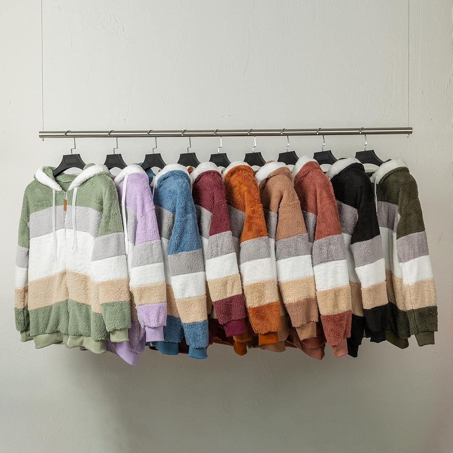 کت زمستانی زنانه Joleritc – از جنس پلاش نرم (Plush)، دارای کلاه (Hooded)، آستین بلند، زیپ و جیب، سبک گرم و راحت برای روزهای سرد.